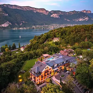 Les Tresoms And Hotel